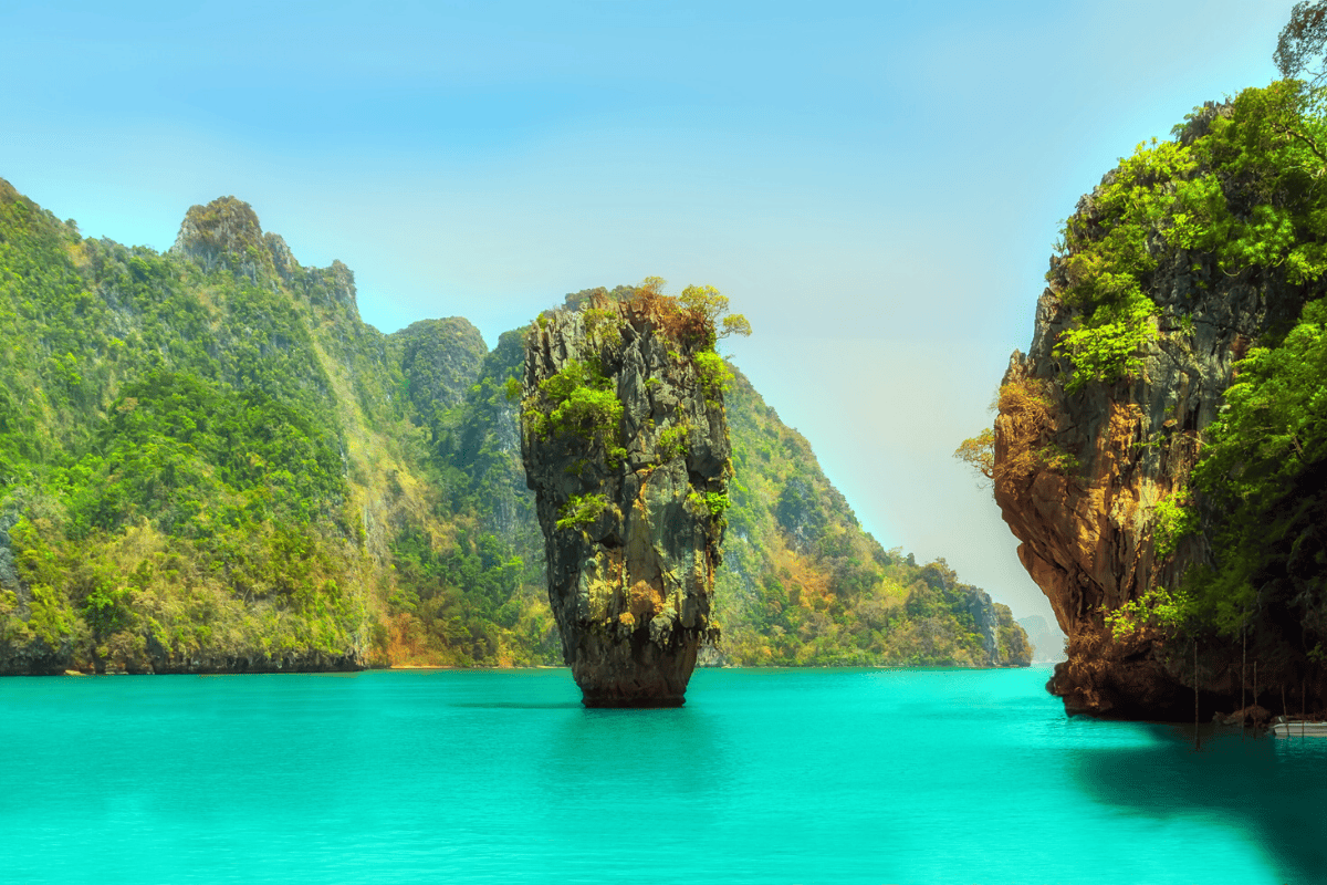 l'île de james bond en thaïlande un rocher calcaire au milieu de la mer qui semble défier la gravité avec une base fine et un sommet large