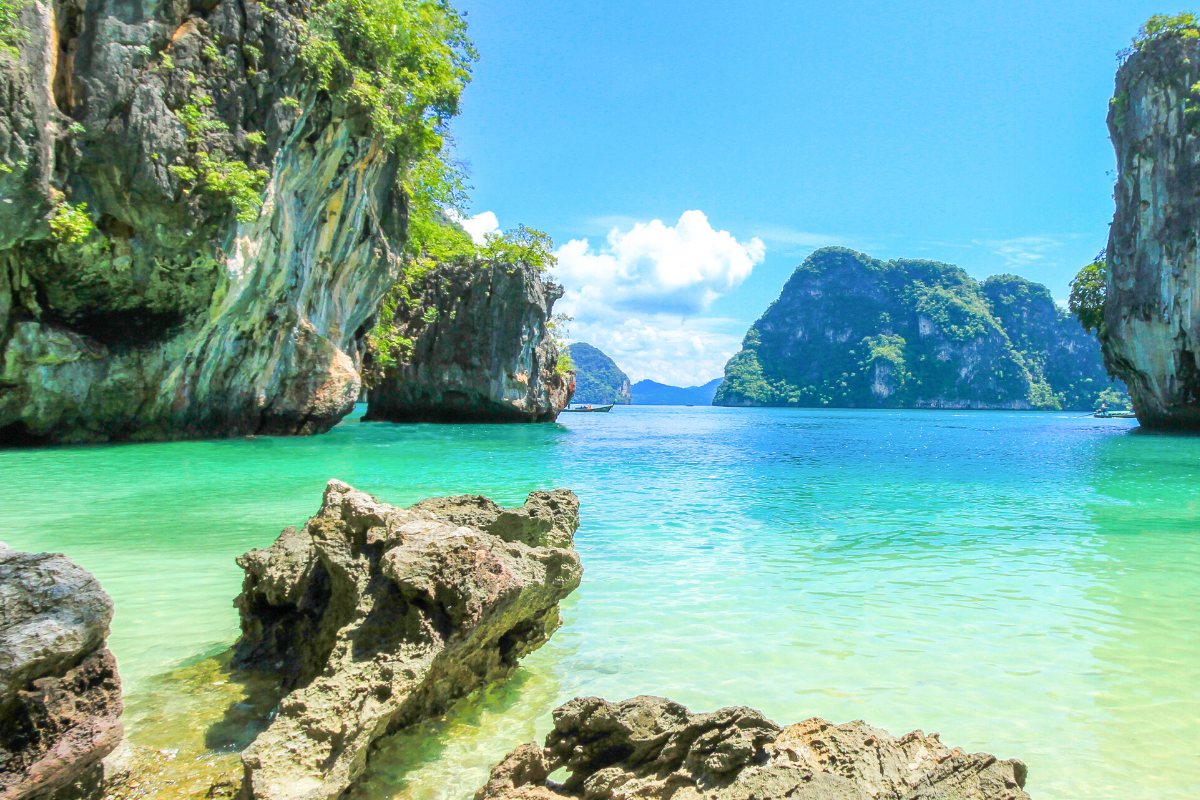 les mers bleues de krabi prises d'un rivage rocheux avec vue sur les îles calcaires