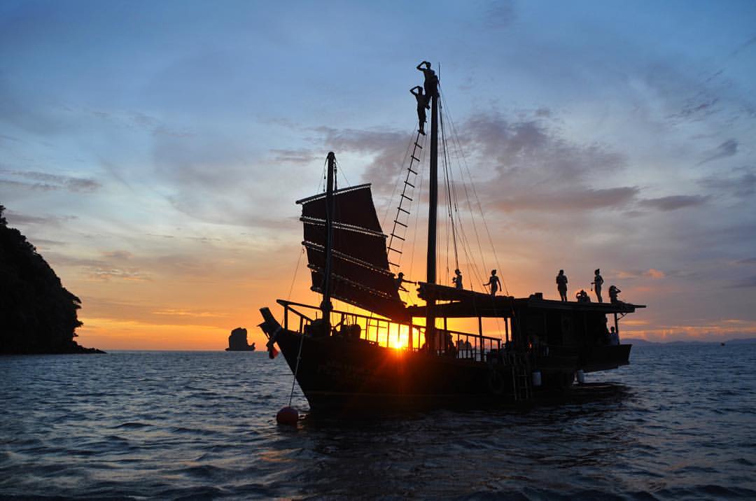 Silhouette du bateau Krabi Sailing Tour avec le coucher de soleil en arrière-plan
