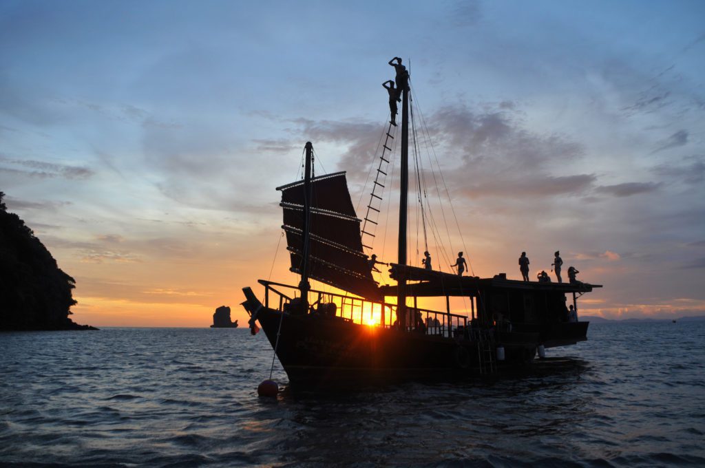 Silhouette de personnes regardant le coucher de soleil depuis le bateau de Krabi