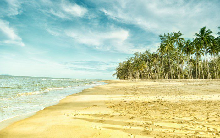 una playa de arena en Kok Tup