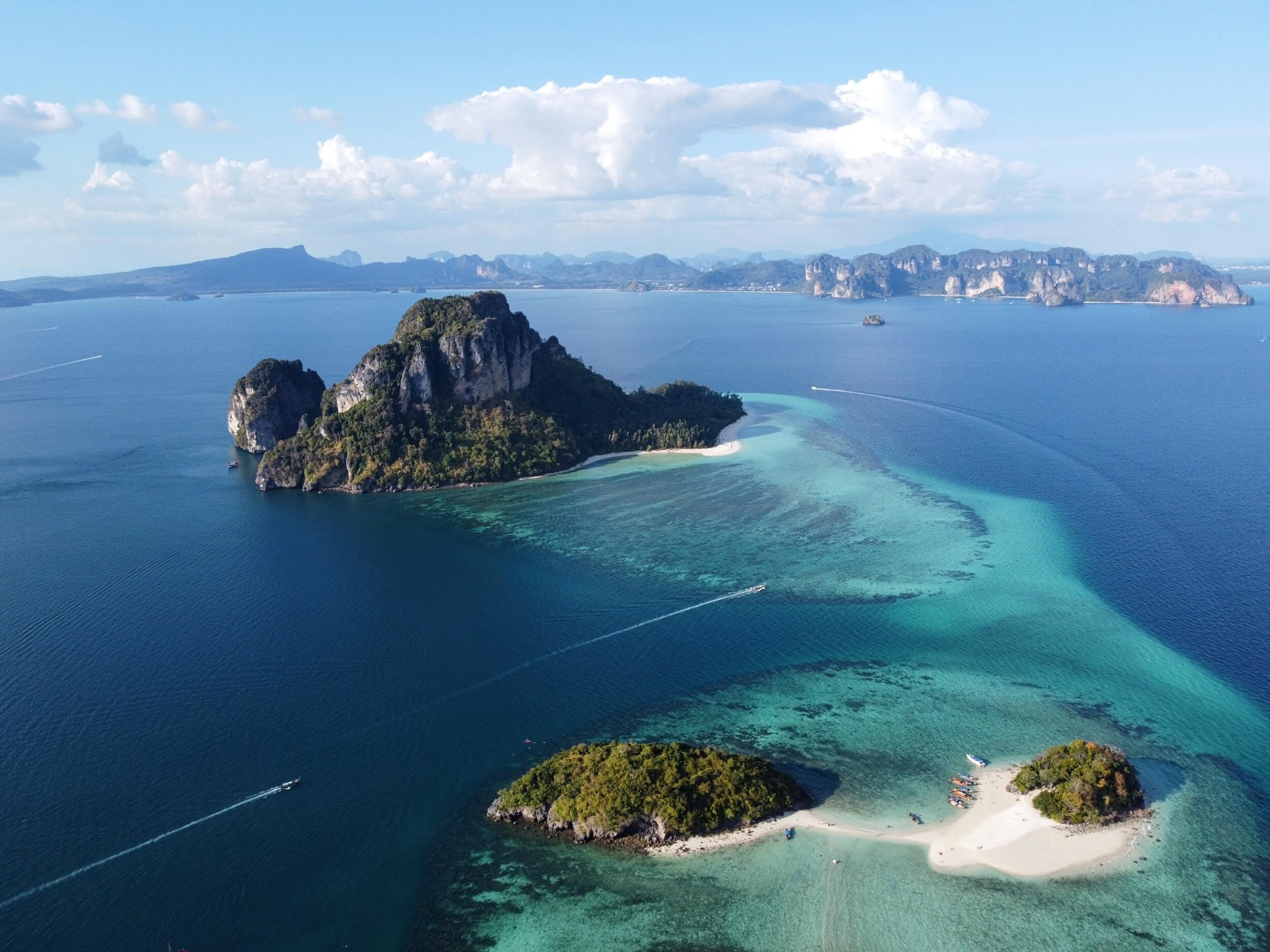 Krabi drone photography - aguas azules con dos islas con playa de arena en primer plano