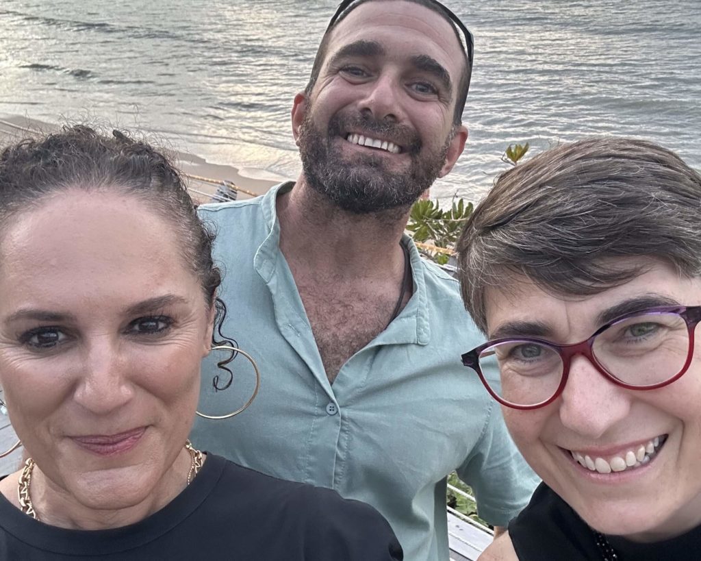 El equipo de Krabi Sunset Cruise se toma un selfie con la Embajadora de Tailandia, Angela Macdonald PSM