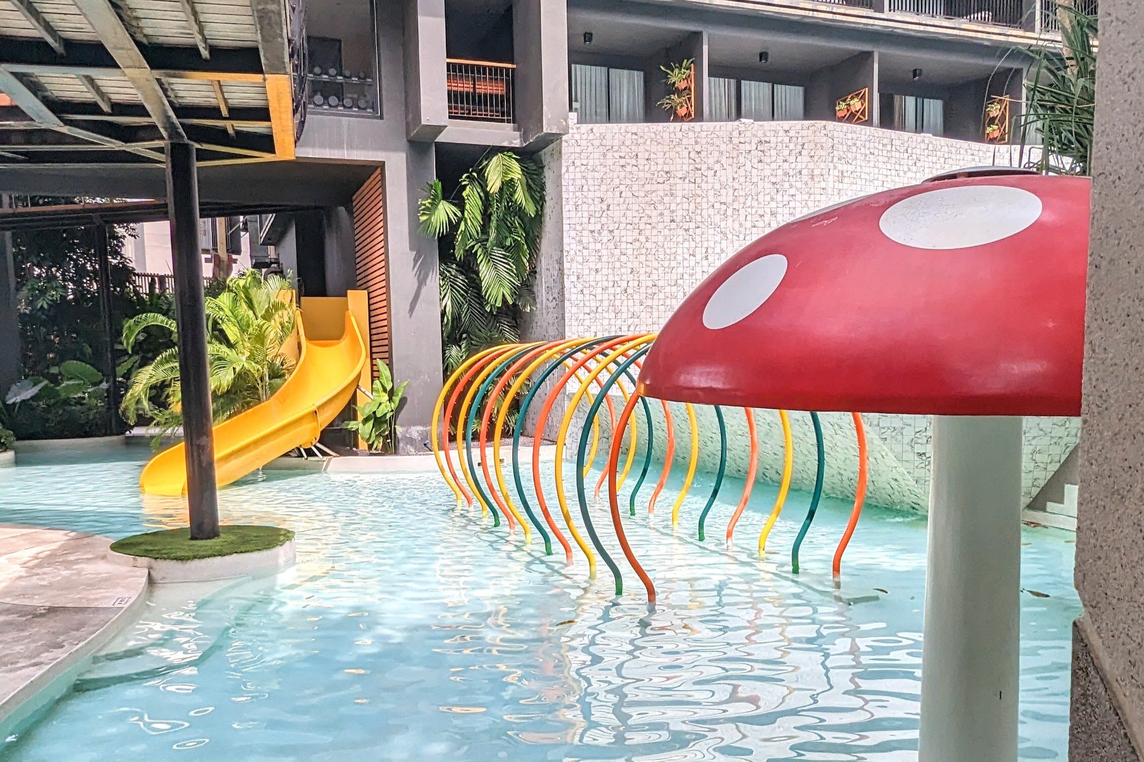 piscine pour enfants à l'hôtel panan krabi