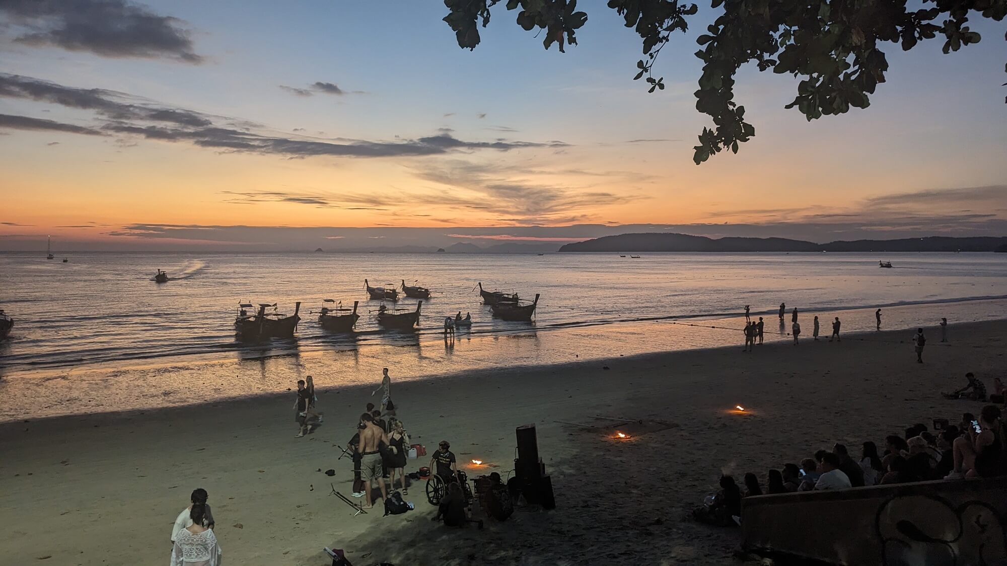 plage d'aonang au coucher du soleil avec des bateaux à longue queue sur le rivage