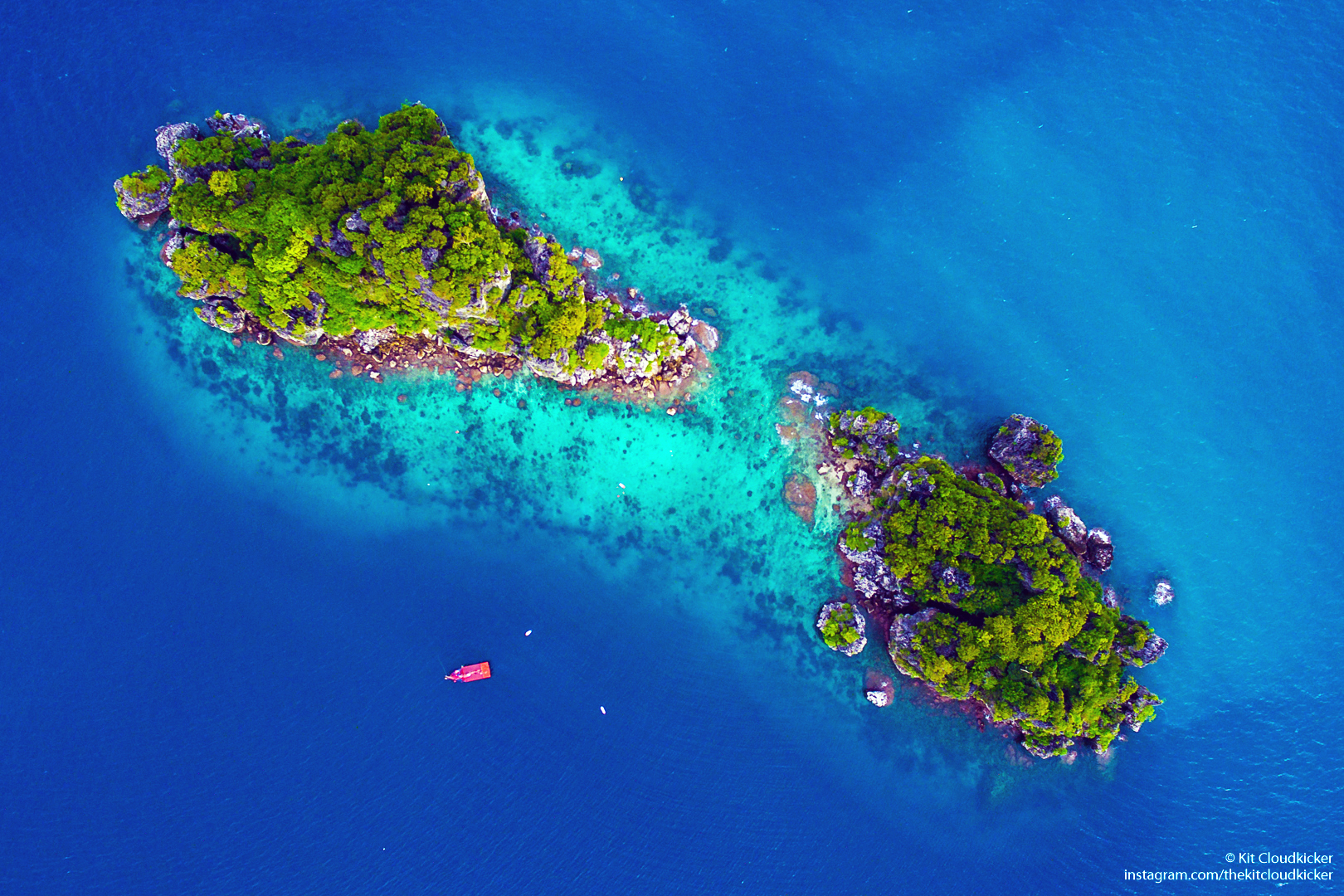 2 islas krabi vistas de pájaro desde el cielo con aguas azules poco profundas