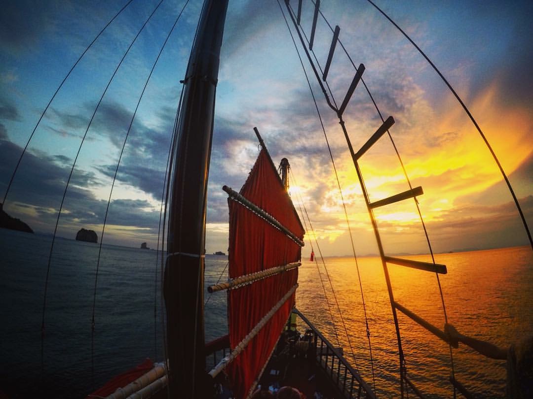 Krabi Morning Cruise vista del amanecer desde entre las velas del barco