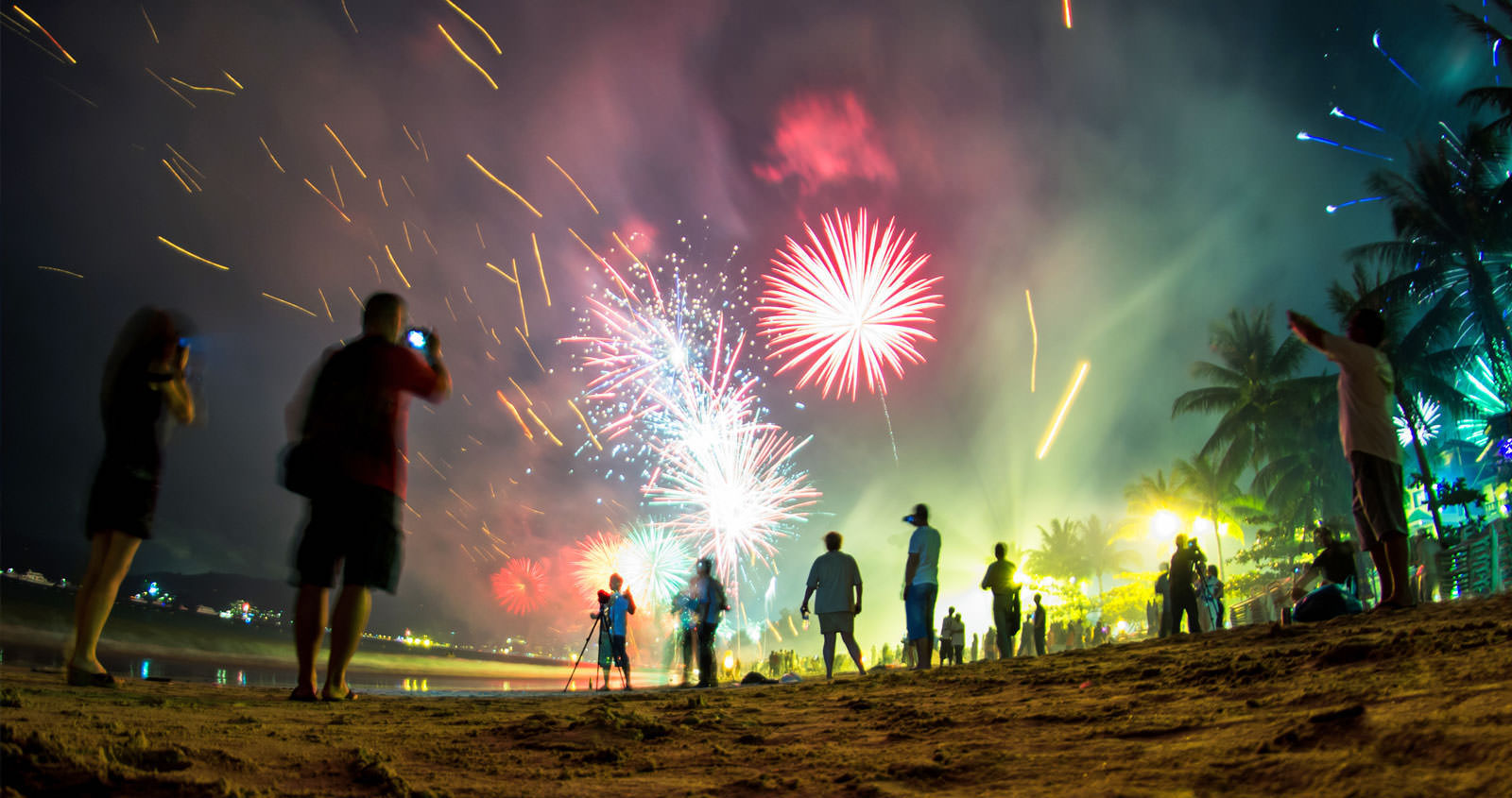 Fuegos artificiales de Nochevieja en la playa de Krabi