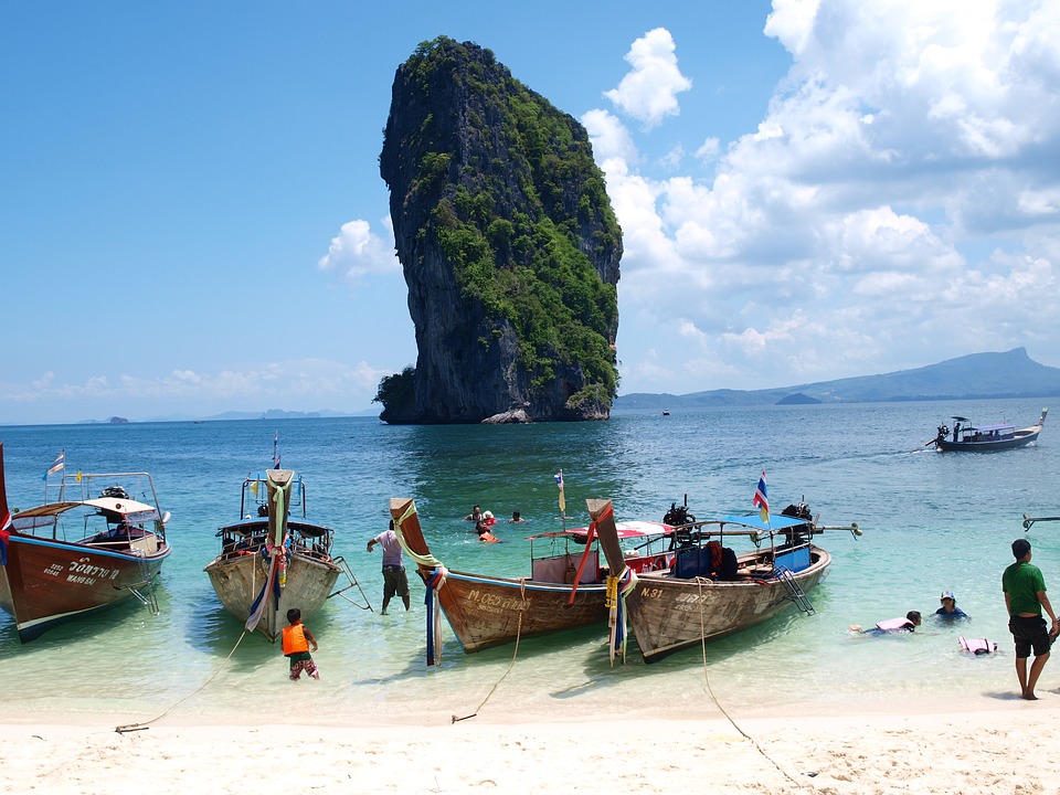4 lanchas alineadas en la playa de Krabi, Tailandia