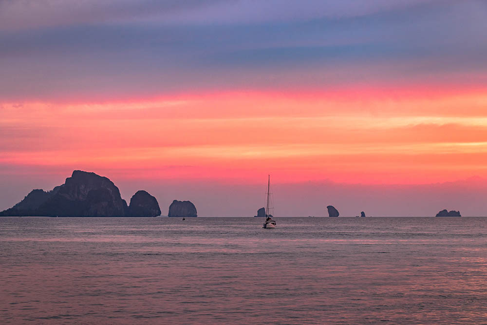 puesta de sol rosa sobre el mar y las islas de krabi