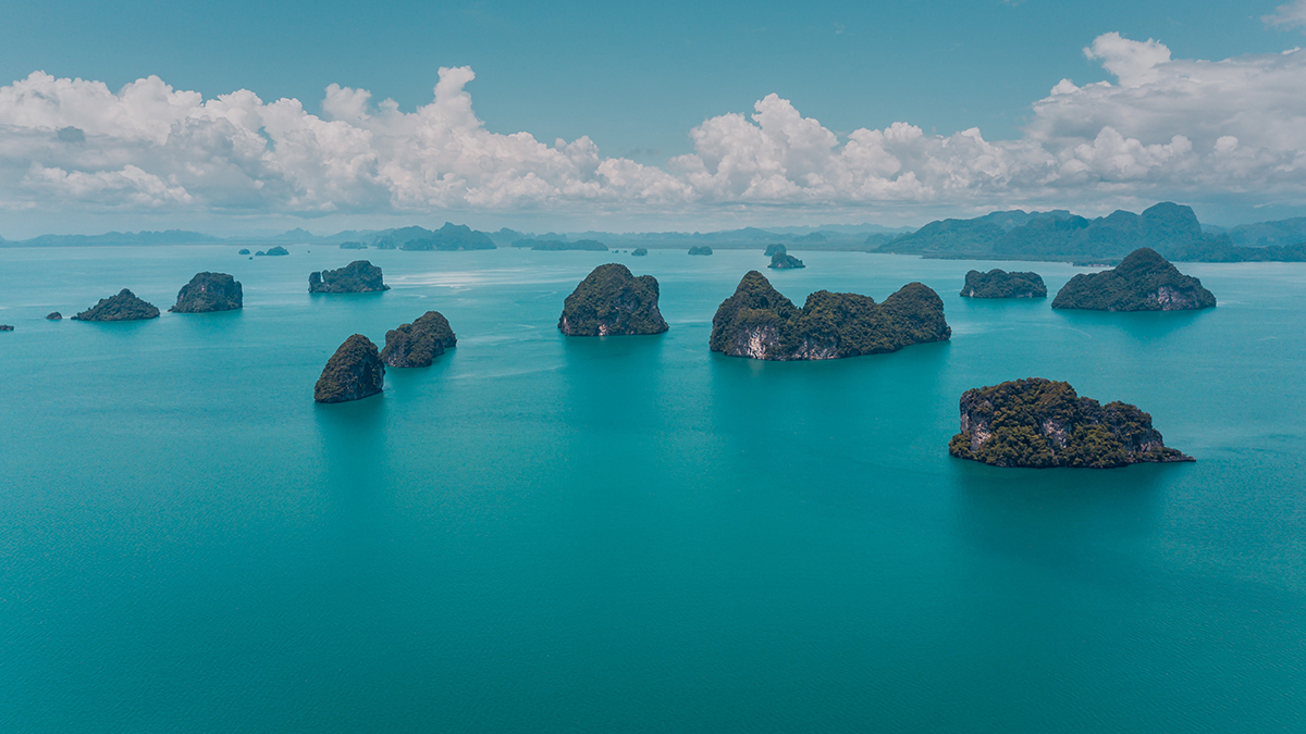 la pequeña isla frente a la costa de krabi, tailandia 5 grandes islas en primer plano, con más islas y el continente en el fondo