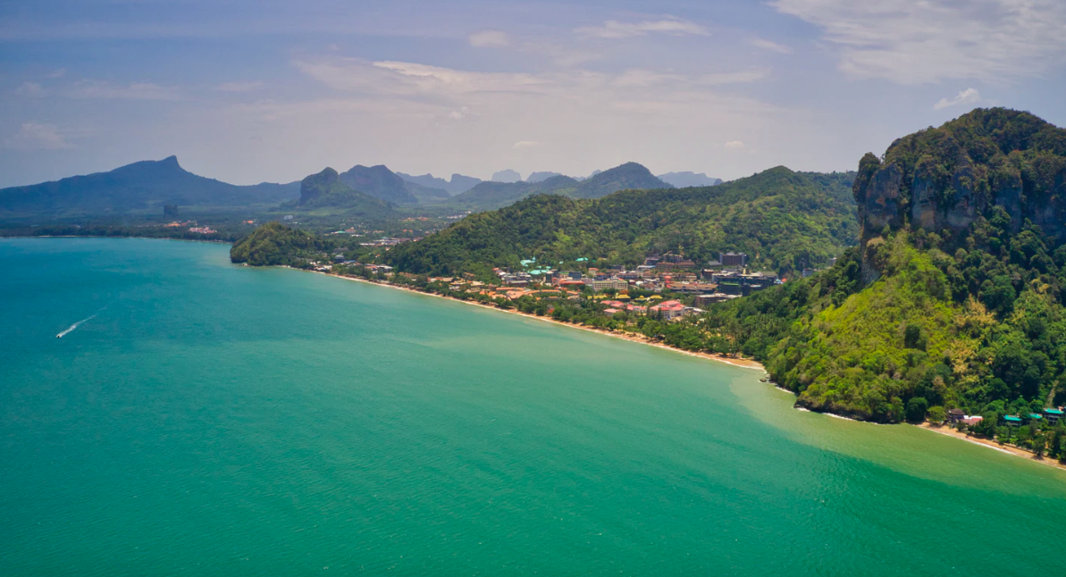 Fotografía tomada con un dron desde la playa de AoNang, rodeada de montañas.