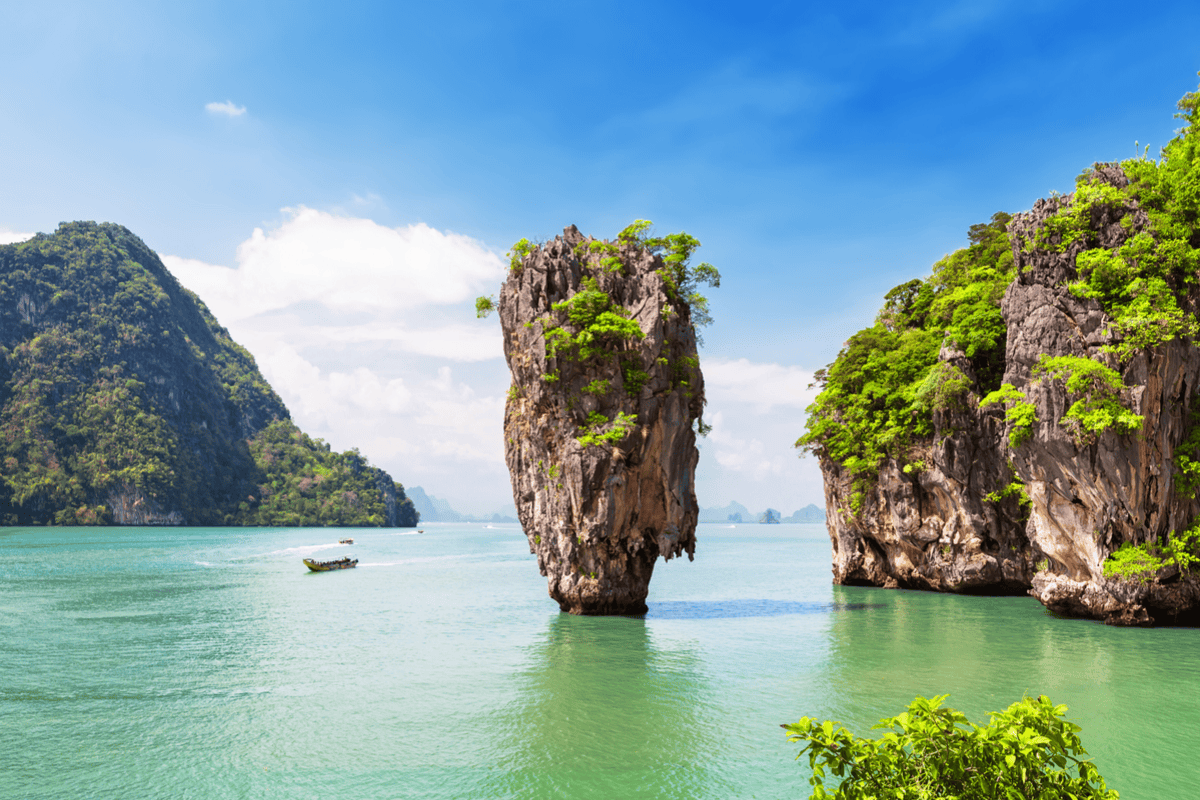 Khao Phing Kan, alias l'île de James Bond, un rocher calcaire au milieu de la mer qui semble défier la gravité avec une base fine et un sommet large.