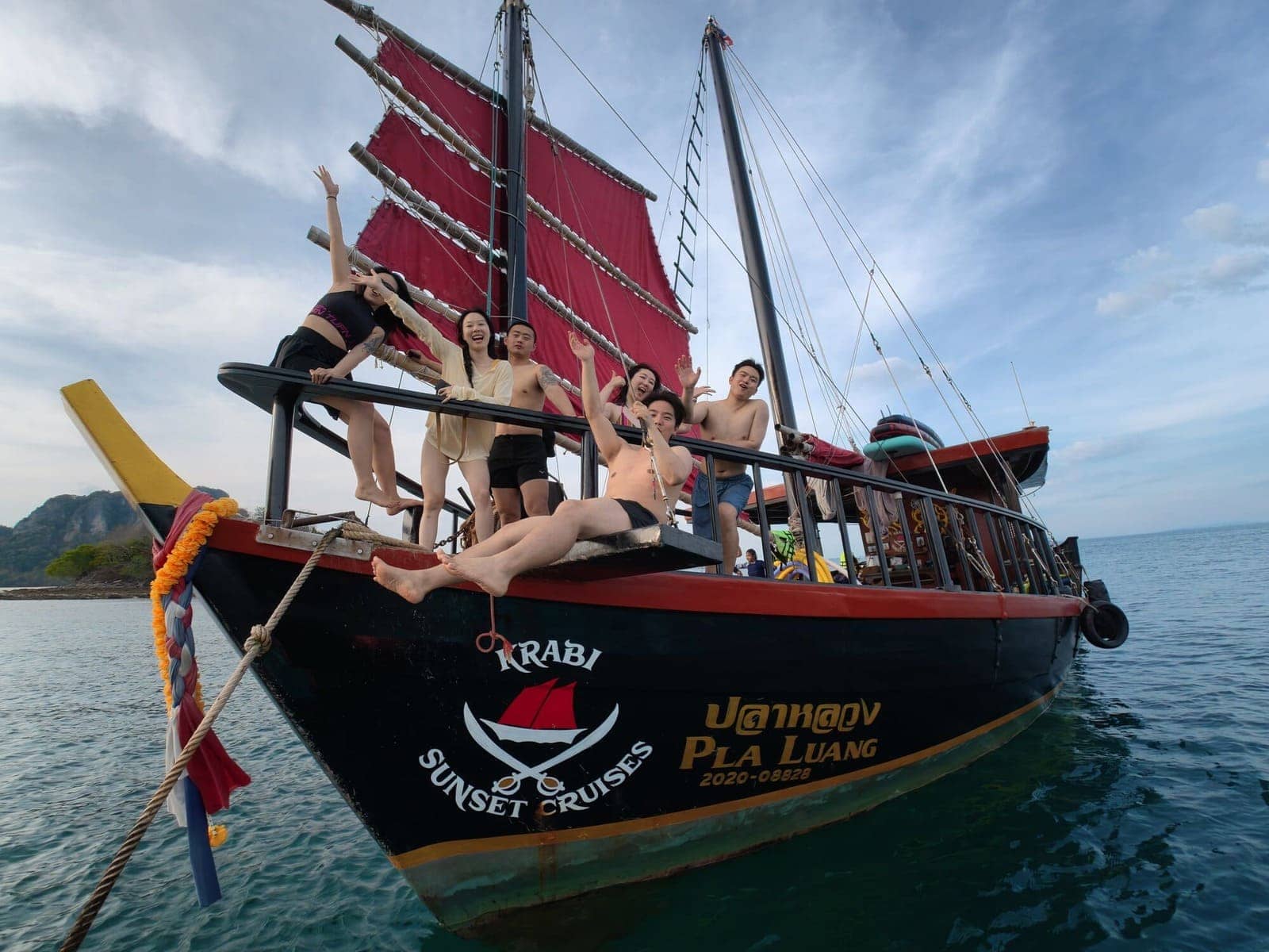 Un grupo de personas en la proa de un junco en la isla de Chicken, en Krabi