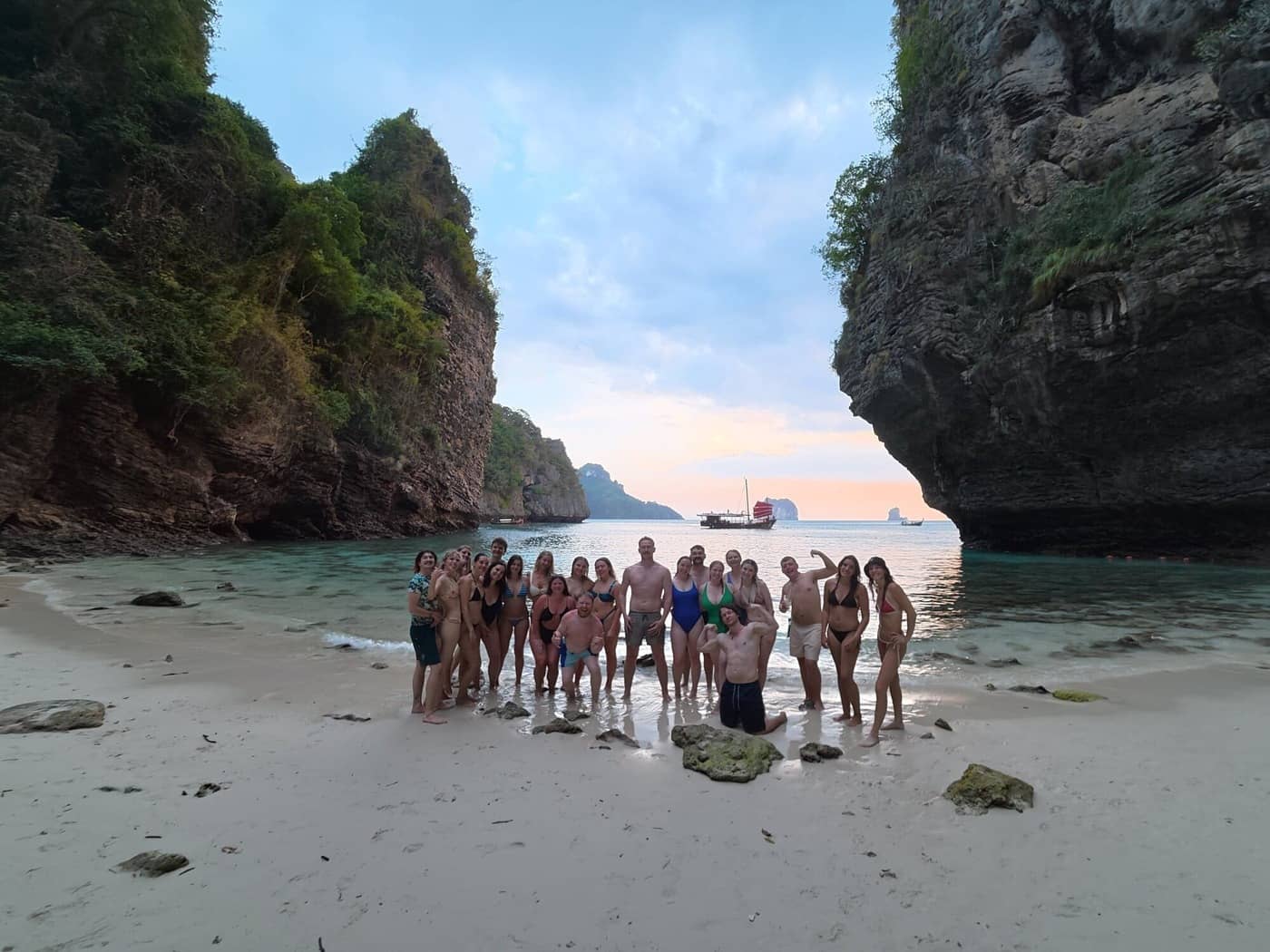 Un groupe de plaisanciers s'est réuni sur une plage isolée de Krabi, entourée de falaises calcaires.