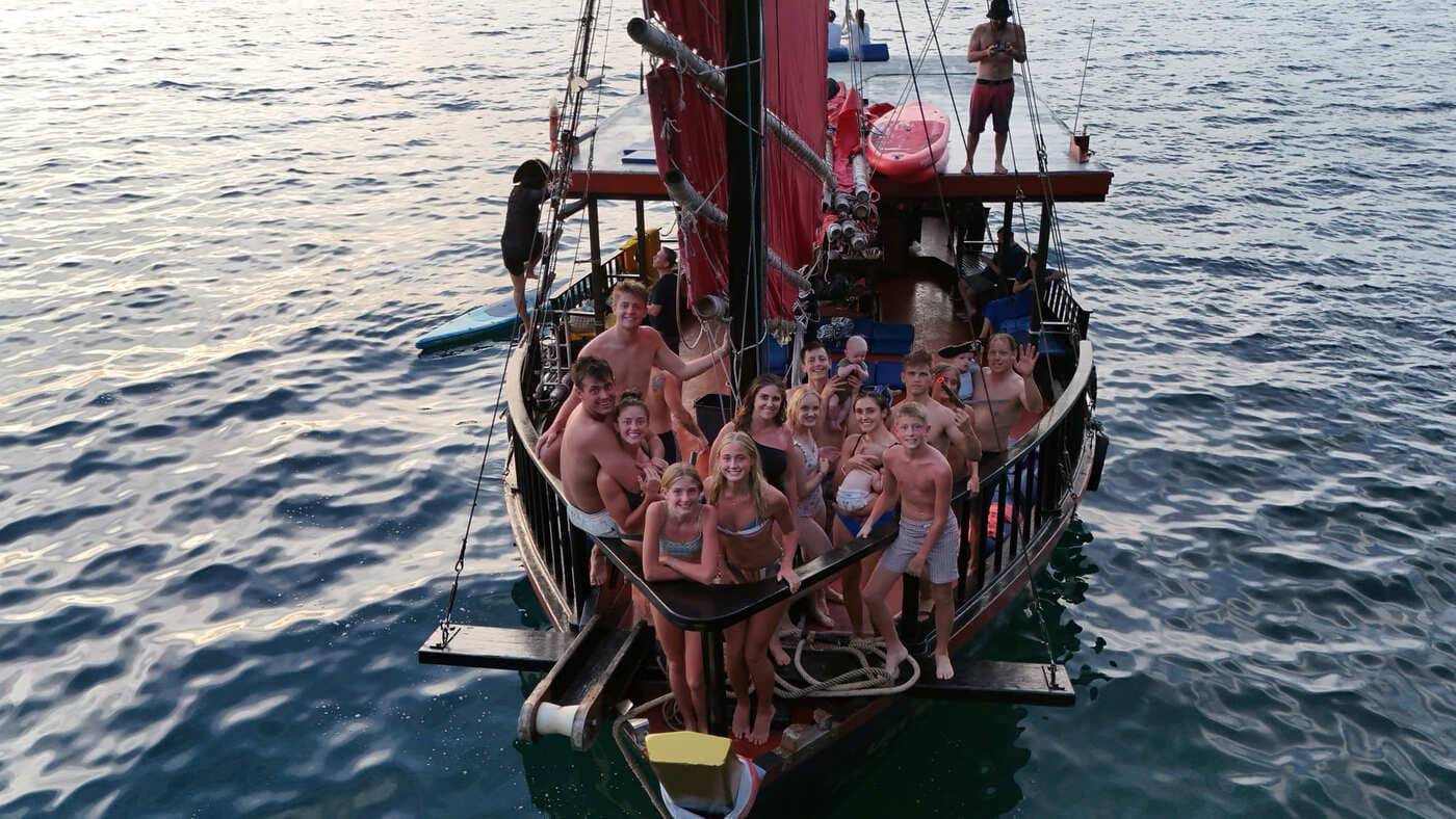 Une grande famille réunie sur le pont avant d'un bateau traditionnel privé à Krabi.