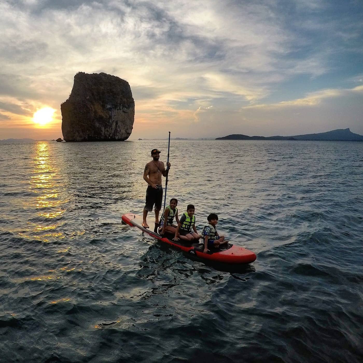 Guide pour faire du paddle avec des enfants au coucher du soleil lors d'une croisière autour des îles de Krabi, en Thaïlande