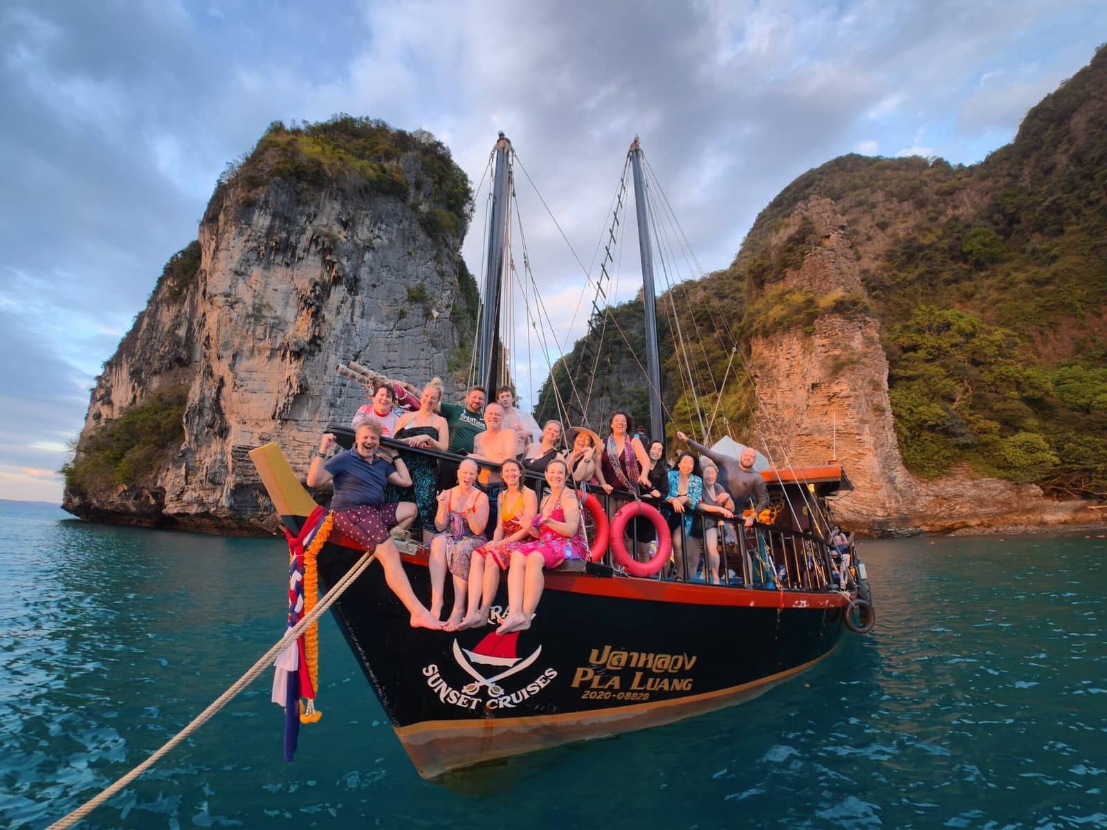 Un groupe privé posant à l'avant du bateau de Krabi Sunset Cruises lors d'une excursion vers quatre îles.