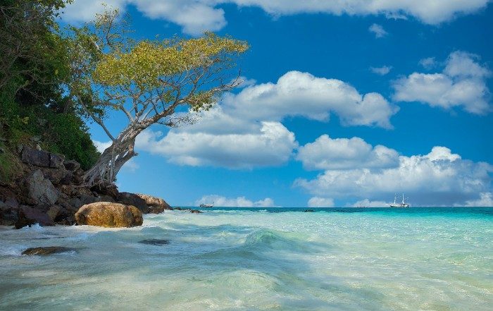 Plage en Thaïlande avec des eaux cristallines et peu profondes