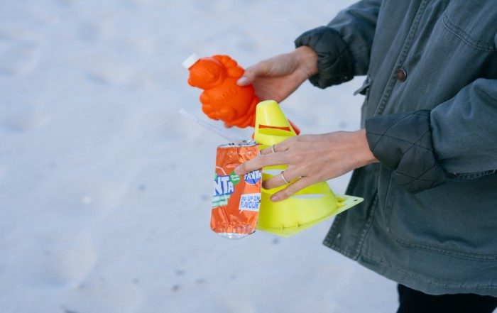 Mains ramassant les déchets sur la plage
