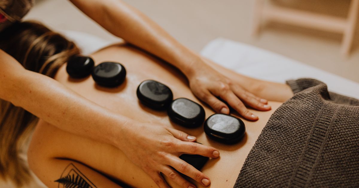Mímese con relajantes masajes y tratamientos de reflexología en el mercado nocturno de Krabi.