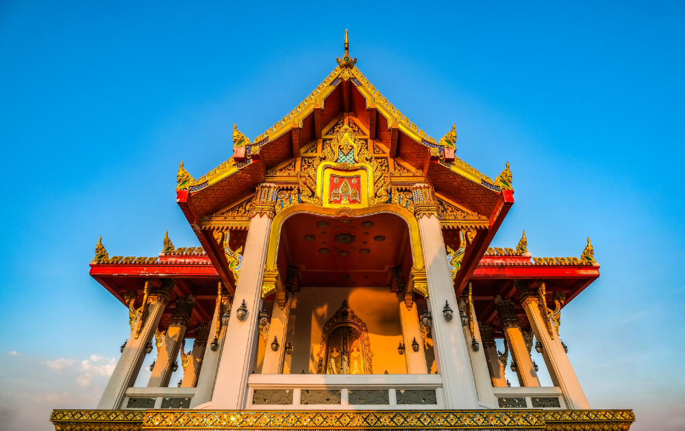 temple de thailande, pris d'en bas et en regardant vers l'entrée