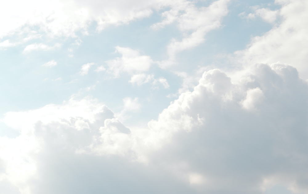 Nubes esponjosas con un fondo azul pálido