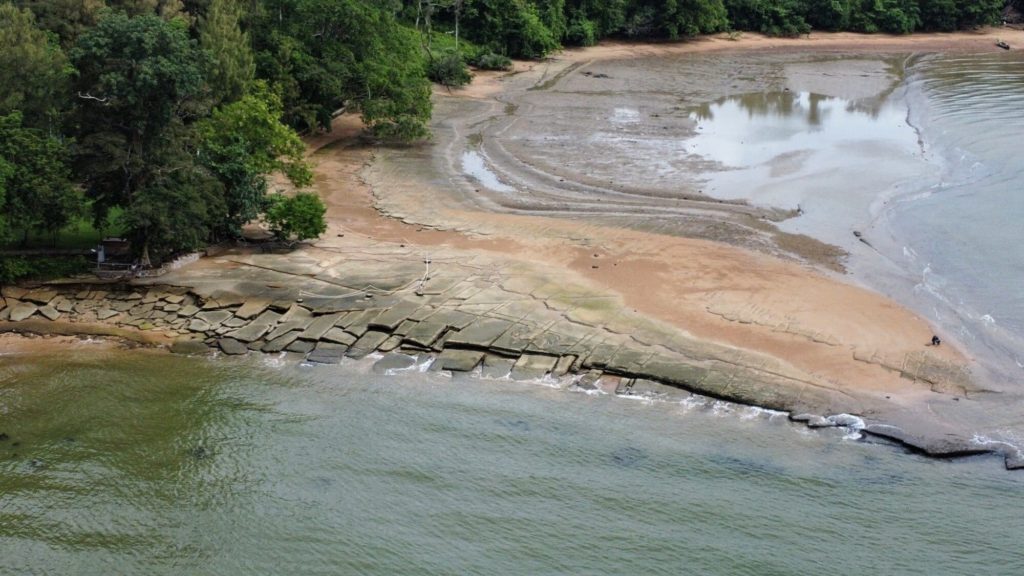 Fotografía desde dron del cementerio de conchas fósiles de Krabi