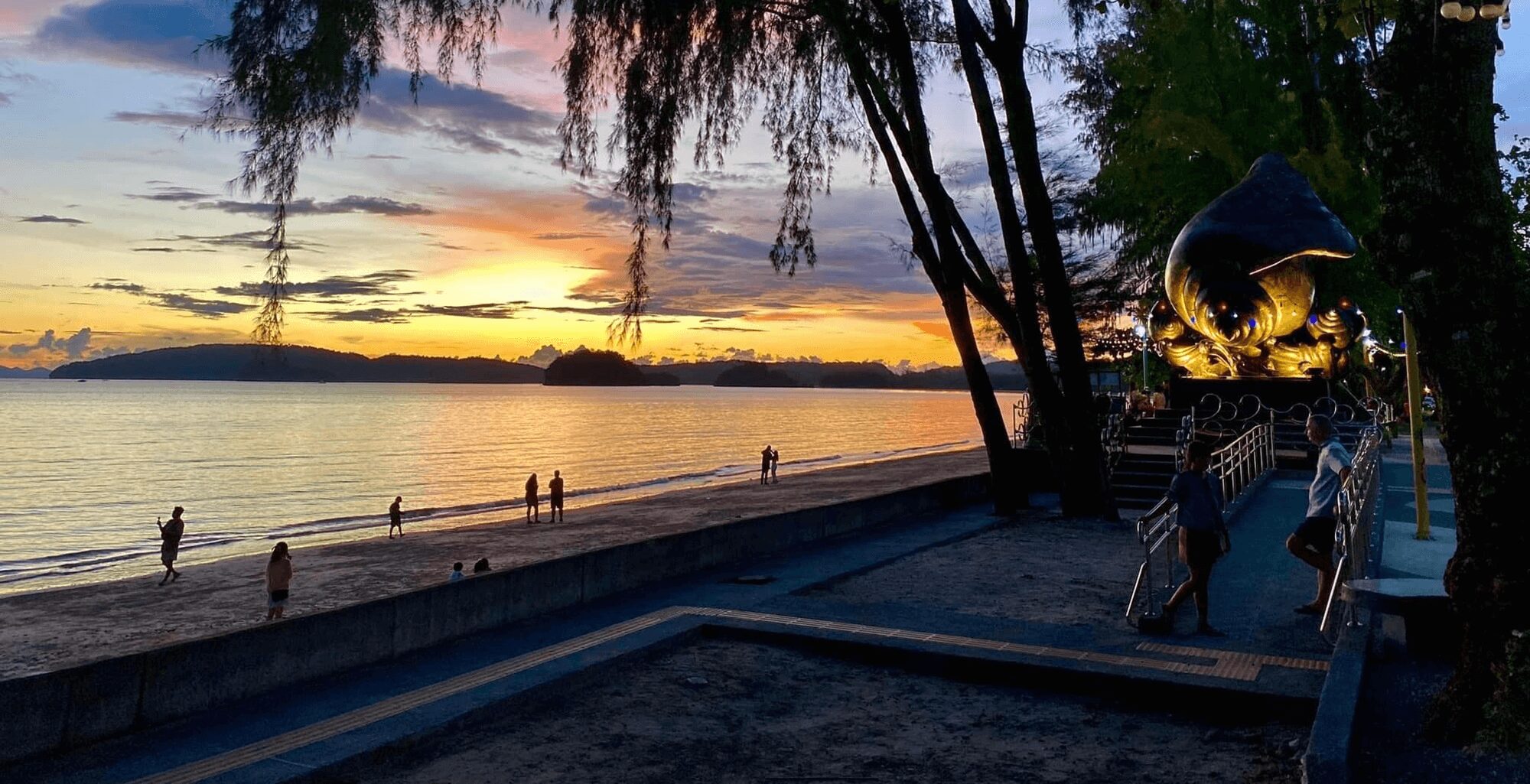 Puestas de sol con pruples y amarillos en la playa de Ao Nang