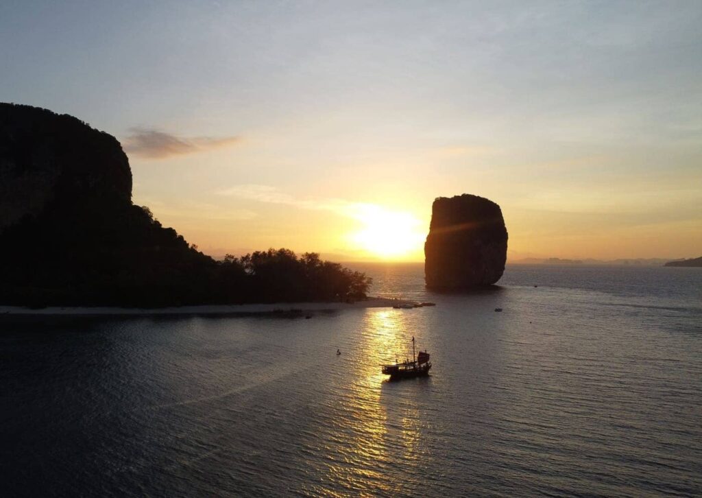krabi crucero al atardecer barco navegando por la isla poda al atardecer