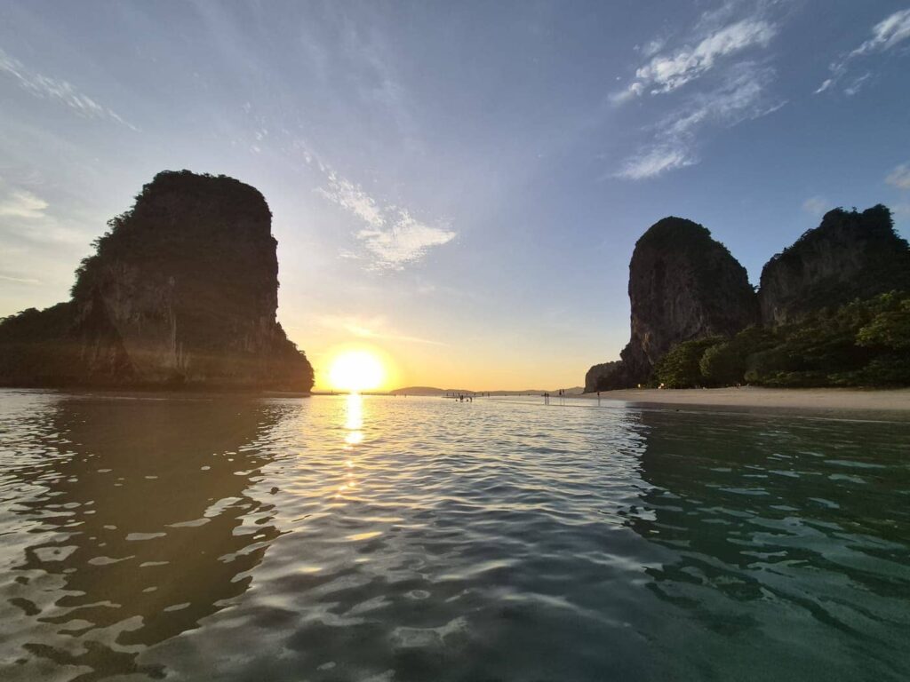 Puesta de sol entre dos montañas en la playa de Phra Nang, en Railay, Krabi