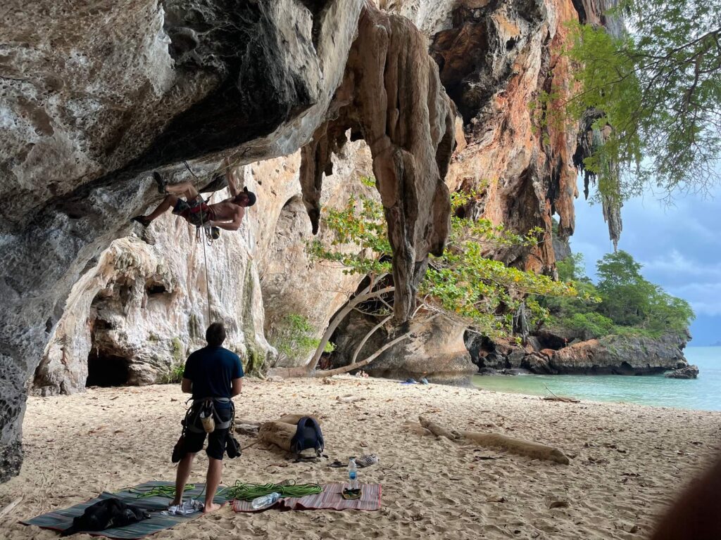 acantilados de piedra caliza en la playa de railay phranang