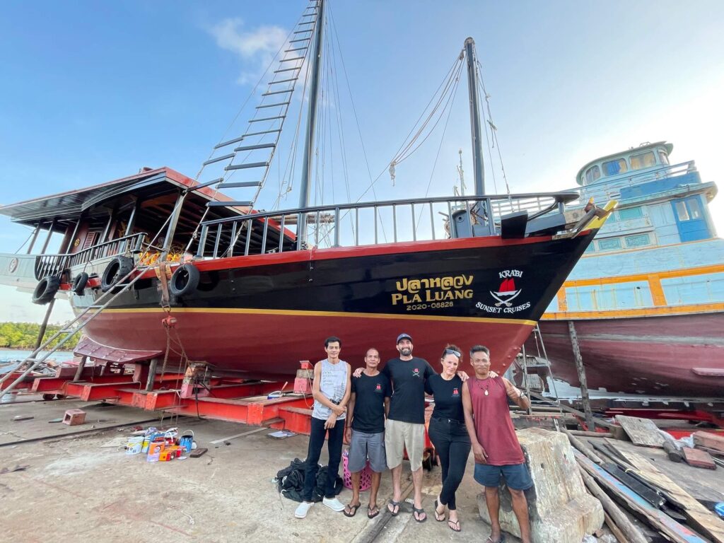 el equipo de krabi sunset cruise delante de su barco pirata