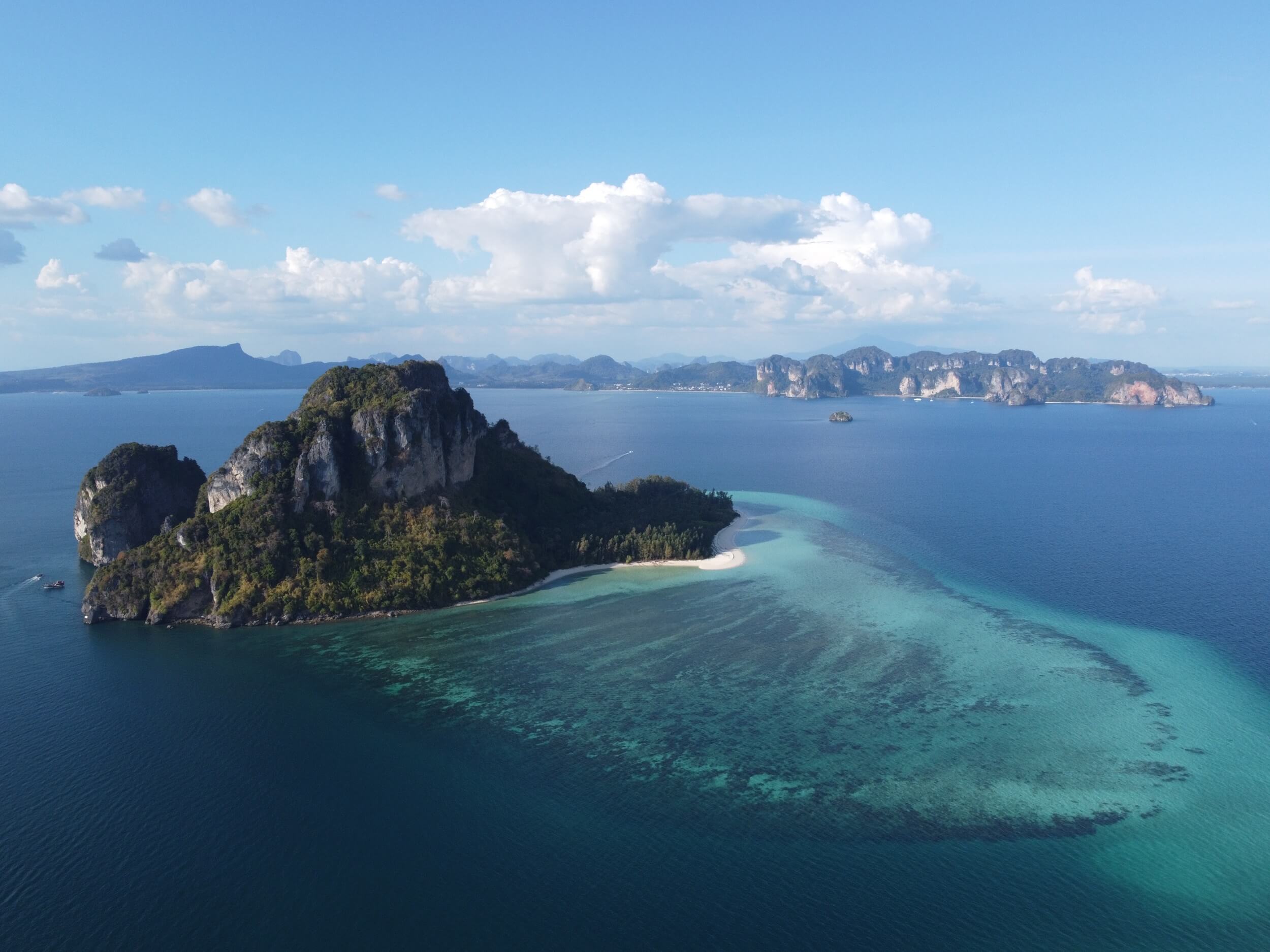 Koh poda vue par drone - une des îles du circuit des 4 îles de Krabi