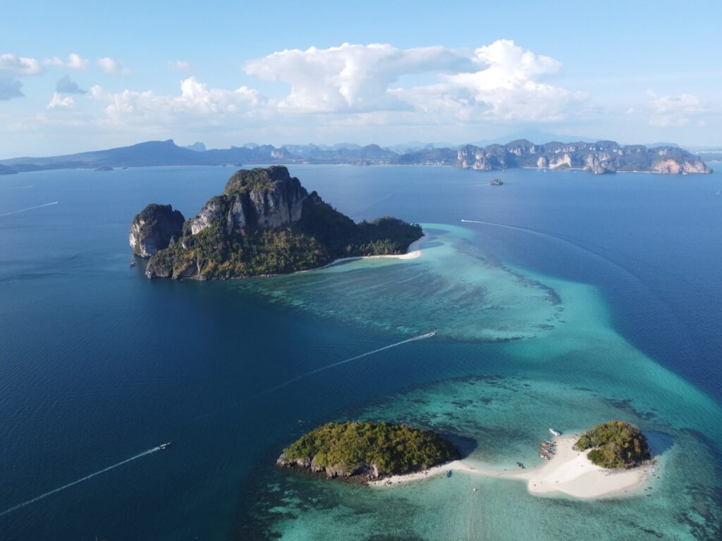 Koh Tub avec l'île de Poda en arrière-plan et les eaux bleues de Krabi vues du ciel