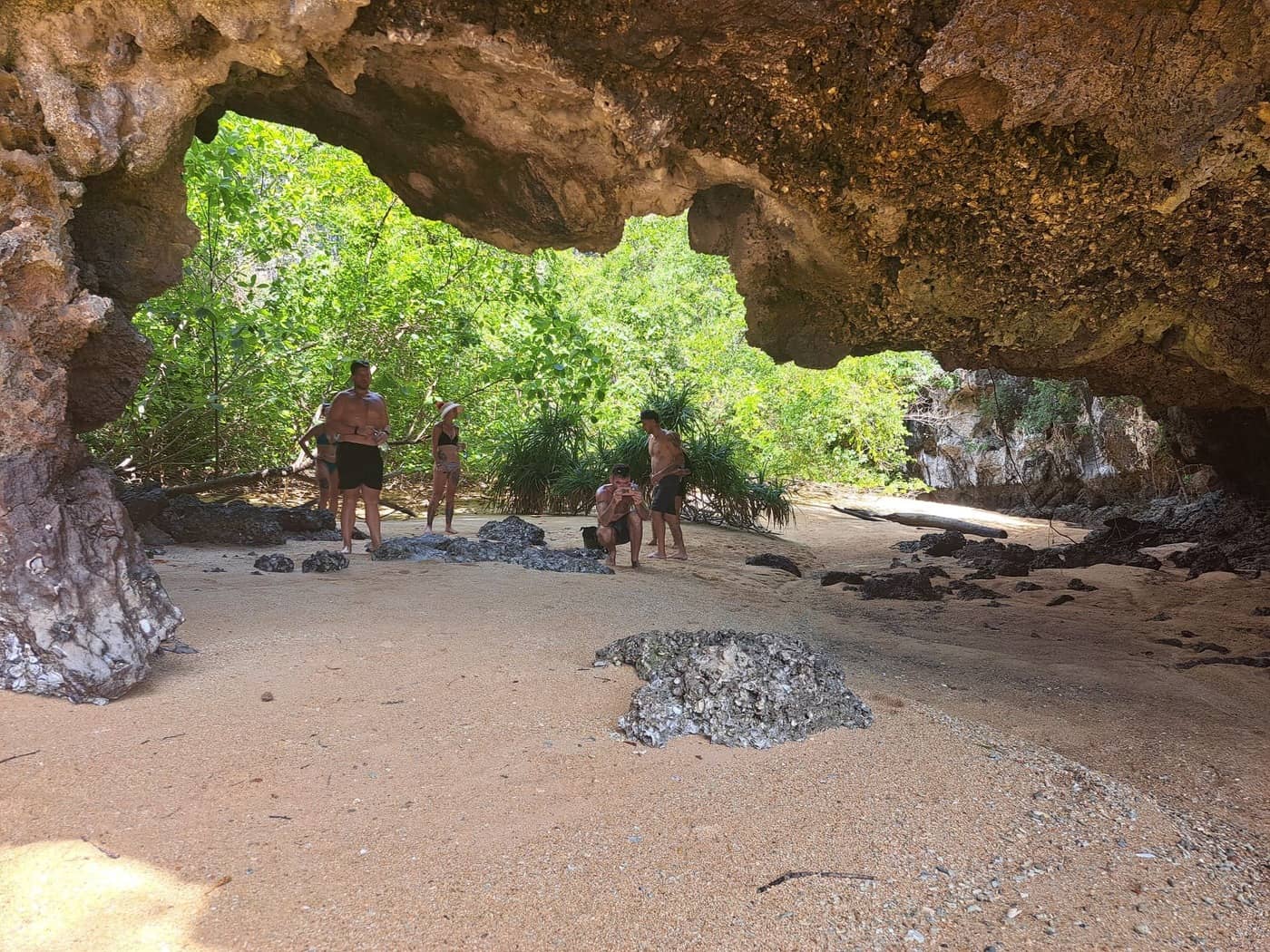 Descubriendo una tranquila playa recóndita al pie de unos acantilados de piedra caliza en la bahía de Phang Nga