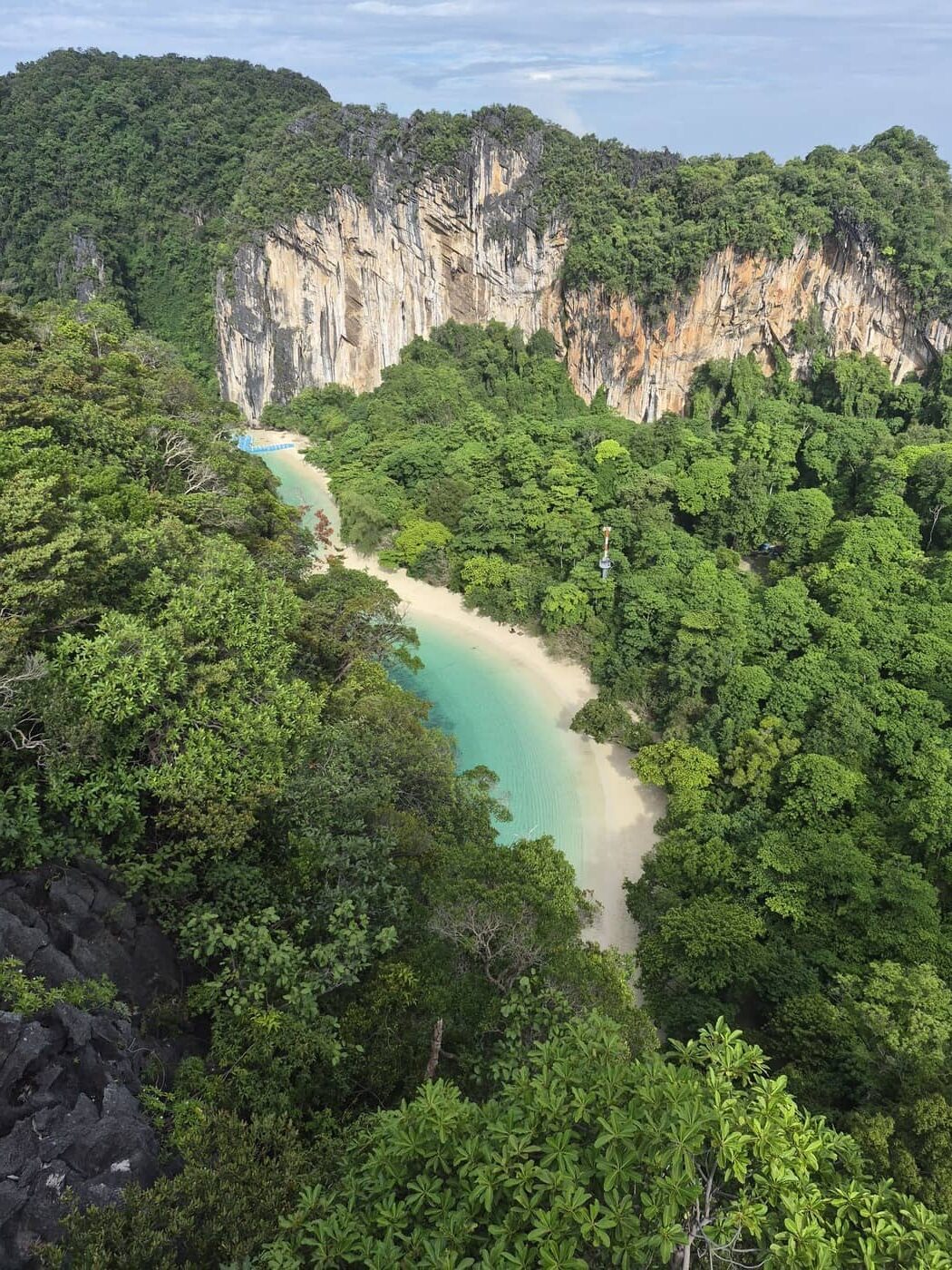 Vista de la playa de Koh Hong y de las aguas turquesas desde el mirador de la isla