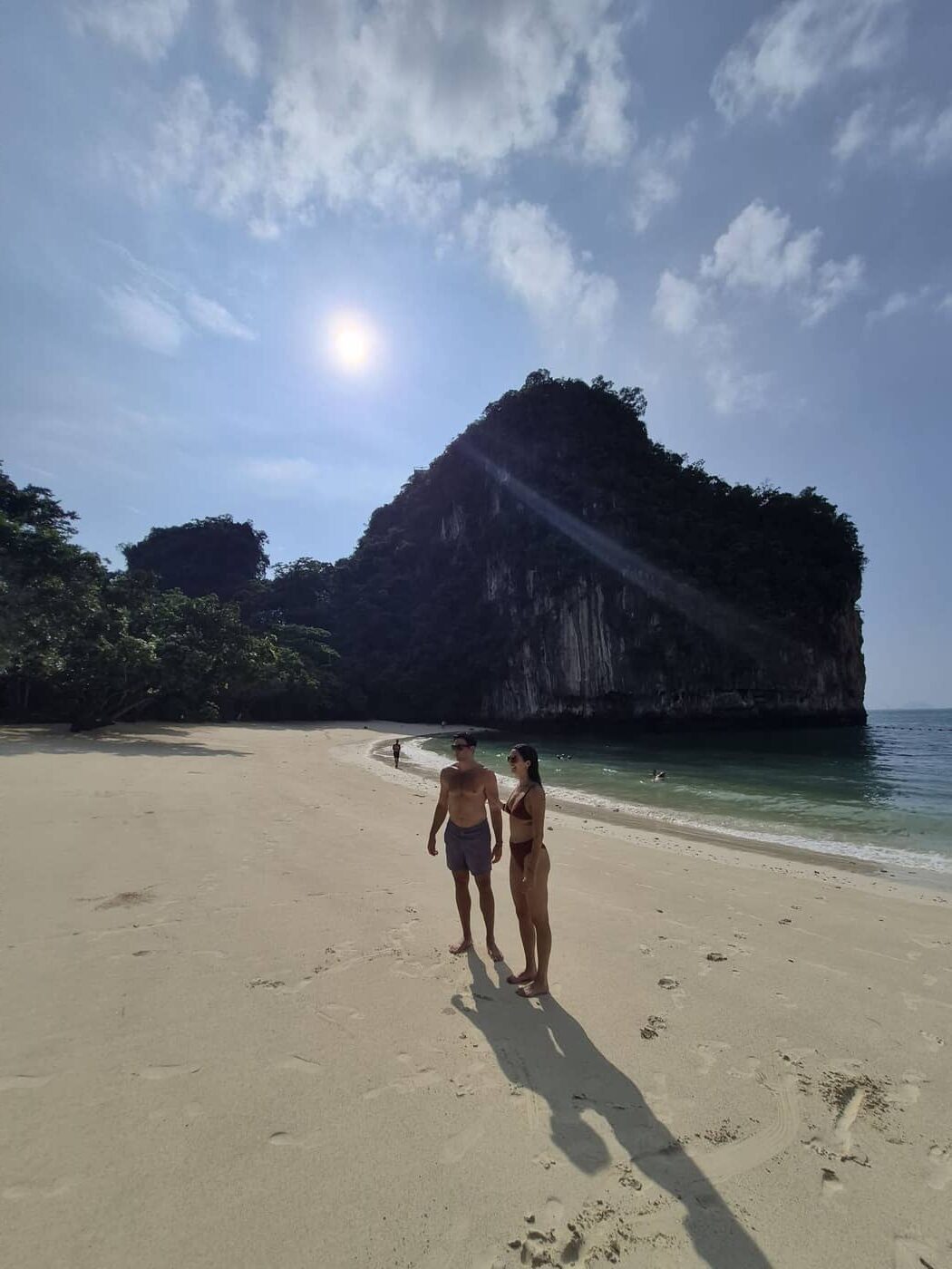 Paseando por una tranquila playa de la isla de Hong, junto a los acantilados de piedra caliza de Krabi