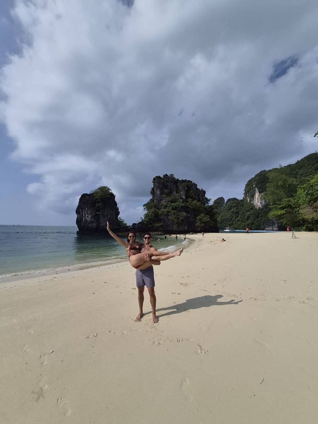 Turistas disfrutando de la playa en la isla de Koh Hong, en Krabi