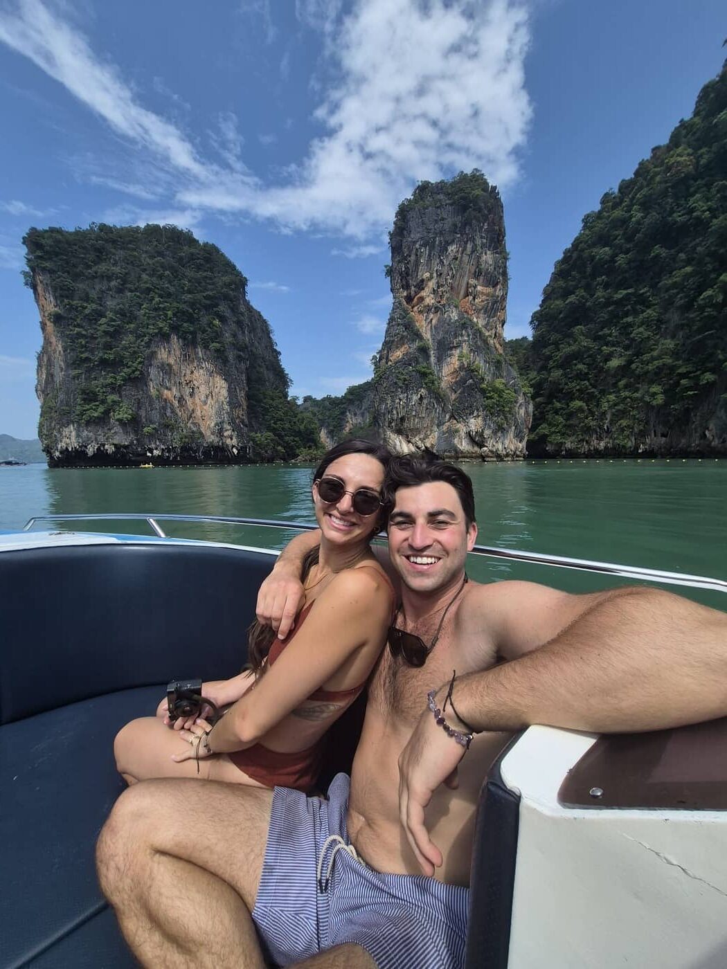 Los huéspedes disfrutan del espectacular paisaje de roca caliza y de las tranquilas aguas de la bahía de Phang Nga