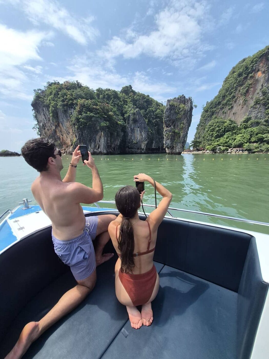Dos personas fotografiando el paisaje de roca caliza cerca de la isla de James Bond, en la bahía de Phang Nga