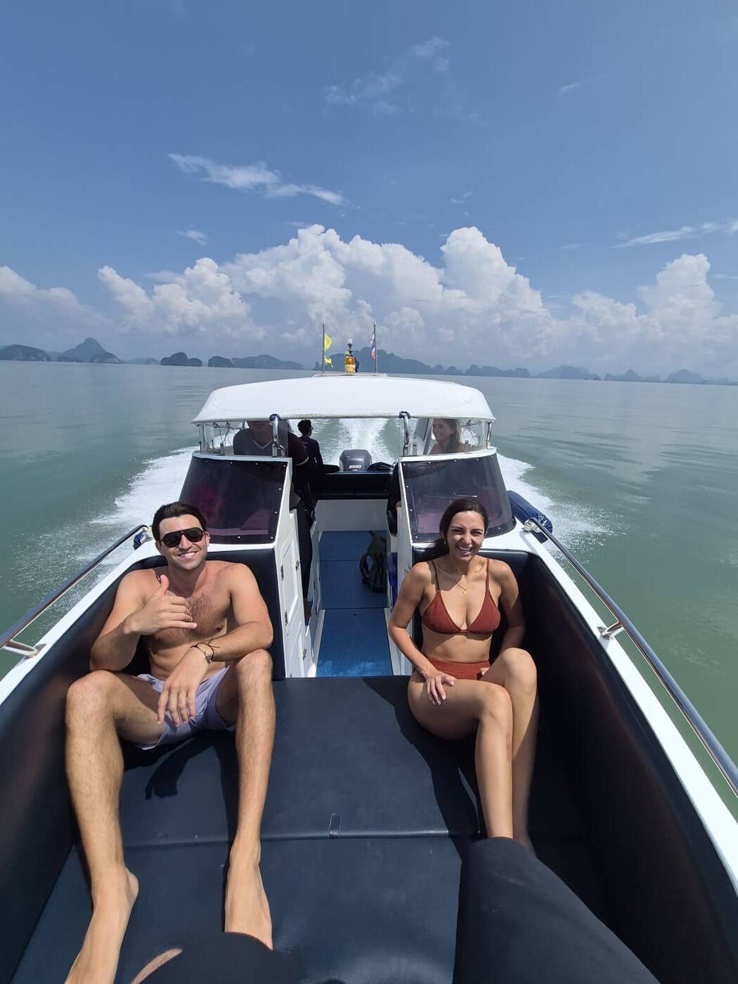 Disfrutar de un momento de relax a bordo de una lancha rápida para grupos reducidos, rodeado de islas de piedra caliza en la bahía de Phang Nga