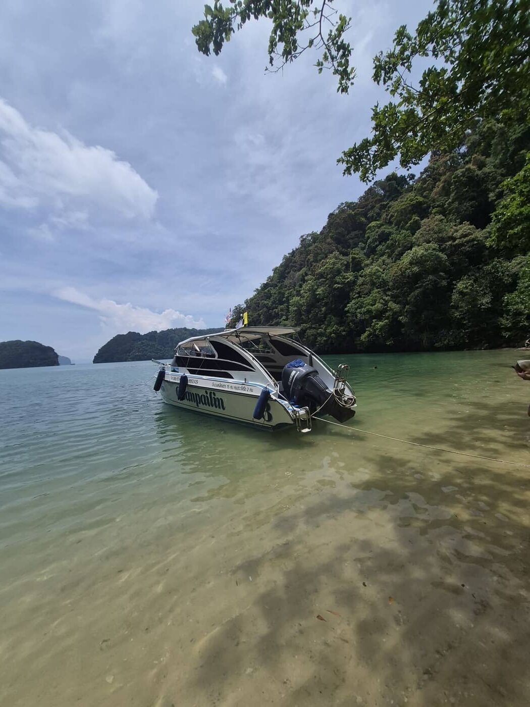 Lancha rápida en una playa tranquila de la bahía de Phang Nga