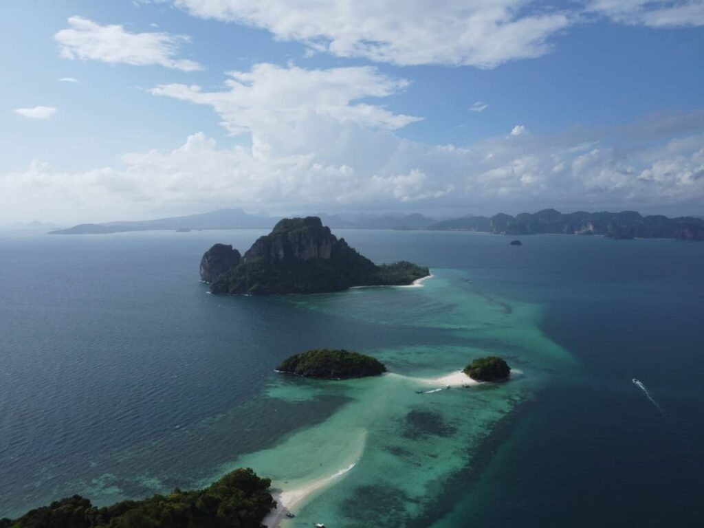 Vista desde un dron de las islas Tub y Poda, en Krabi (Tailandia)