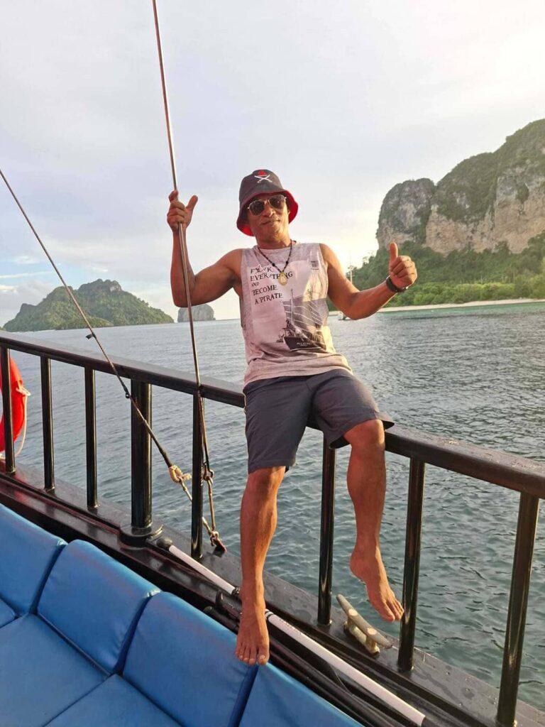 Pi Mee, capitán de Krabi Sunset Cruises, de pie a bordo de la embarcación tradicional de madera