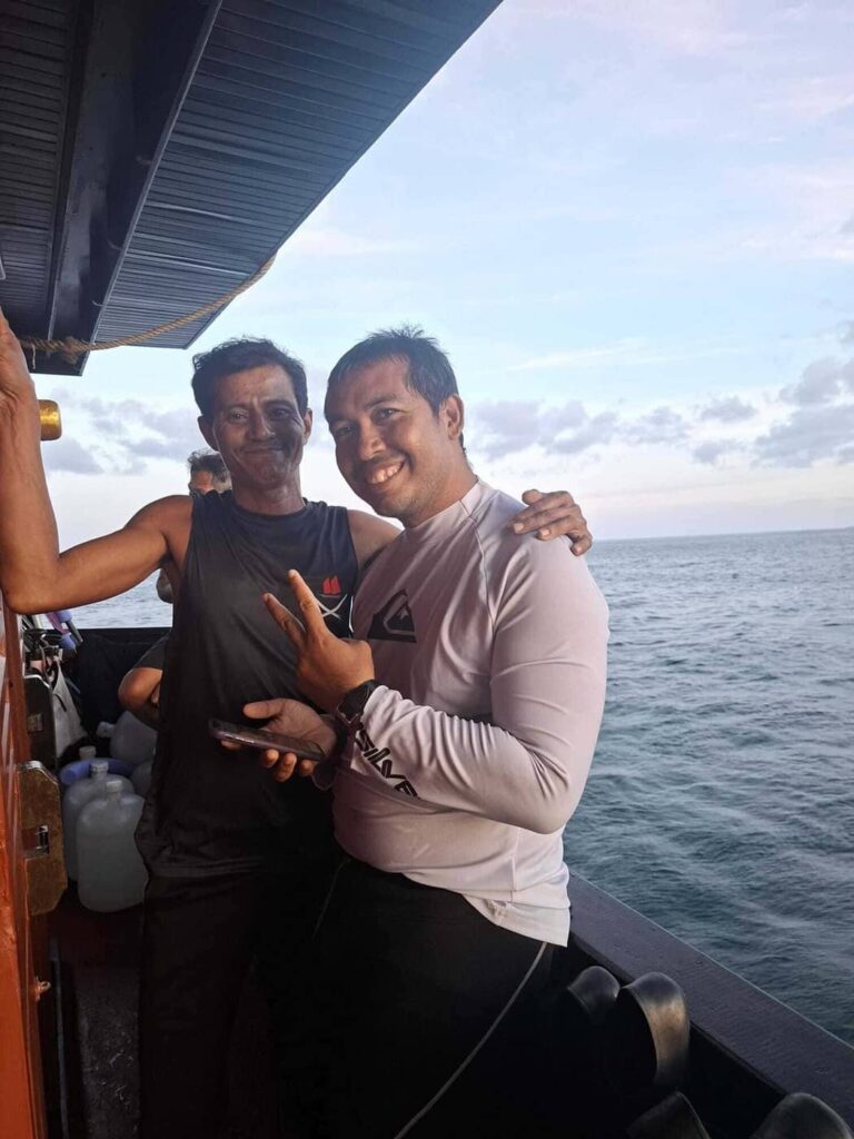 Dos miembros de la tripulación de Krabi Sunset Cruises sonriendo juntos en el barco
