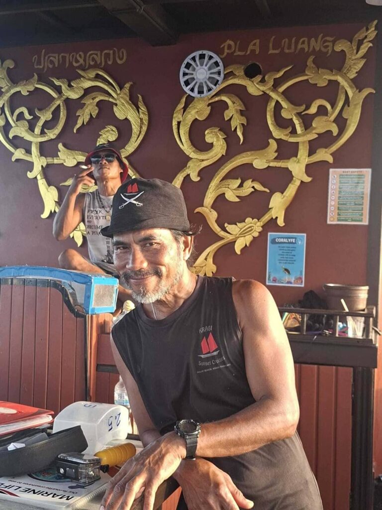 Pi Pae, guía turística de Krabi Sunset Cruises, a bordo de la embarcación tradicional de madera