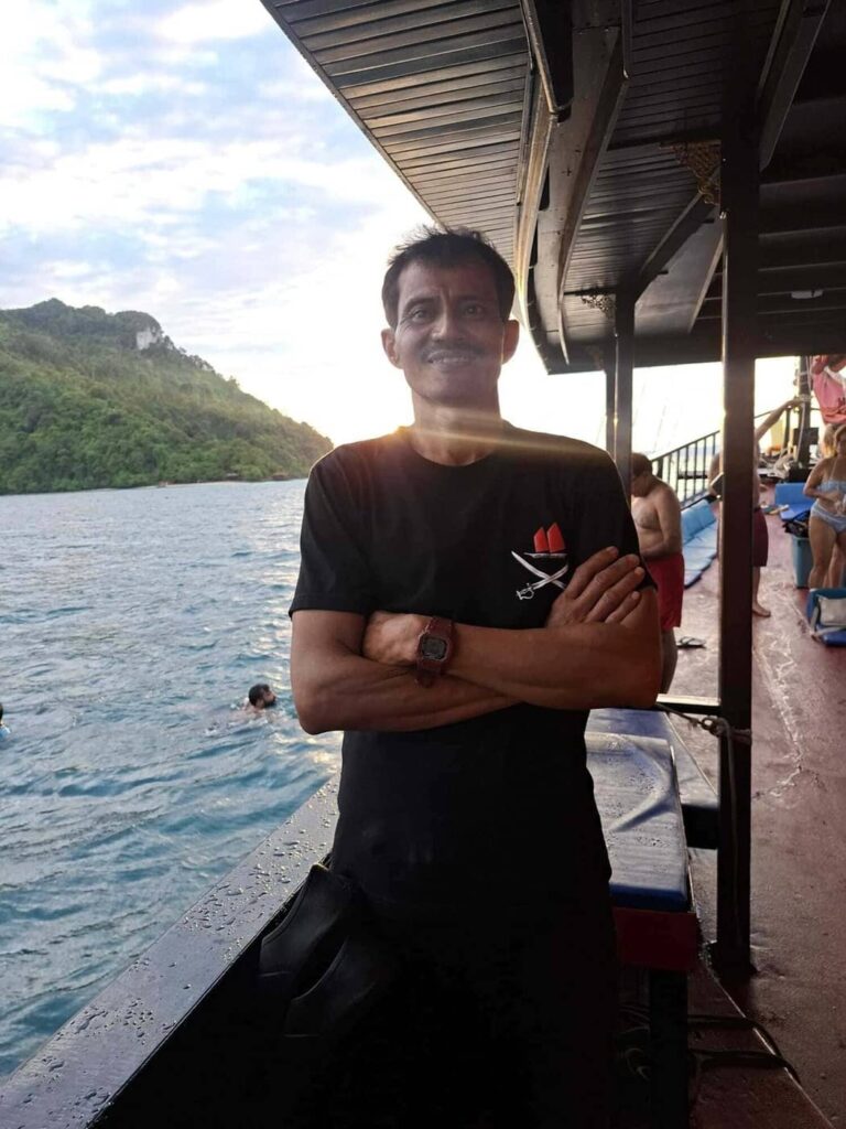 Gun, camarero y marinero de Gun, Krabi Sunset Cruises, de pie a bordo del barco