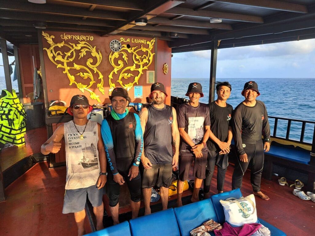 La tripulación de Krabi Sunset Cruises a bordo del tradicional junco de madera en Krabi